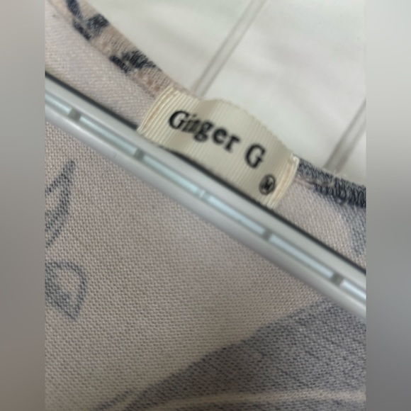 Ginger G Boho Summer Floral Print Flowy V-Neck Lined Romper - Picture 4 of 11